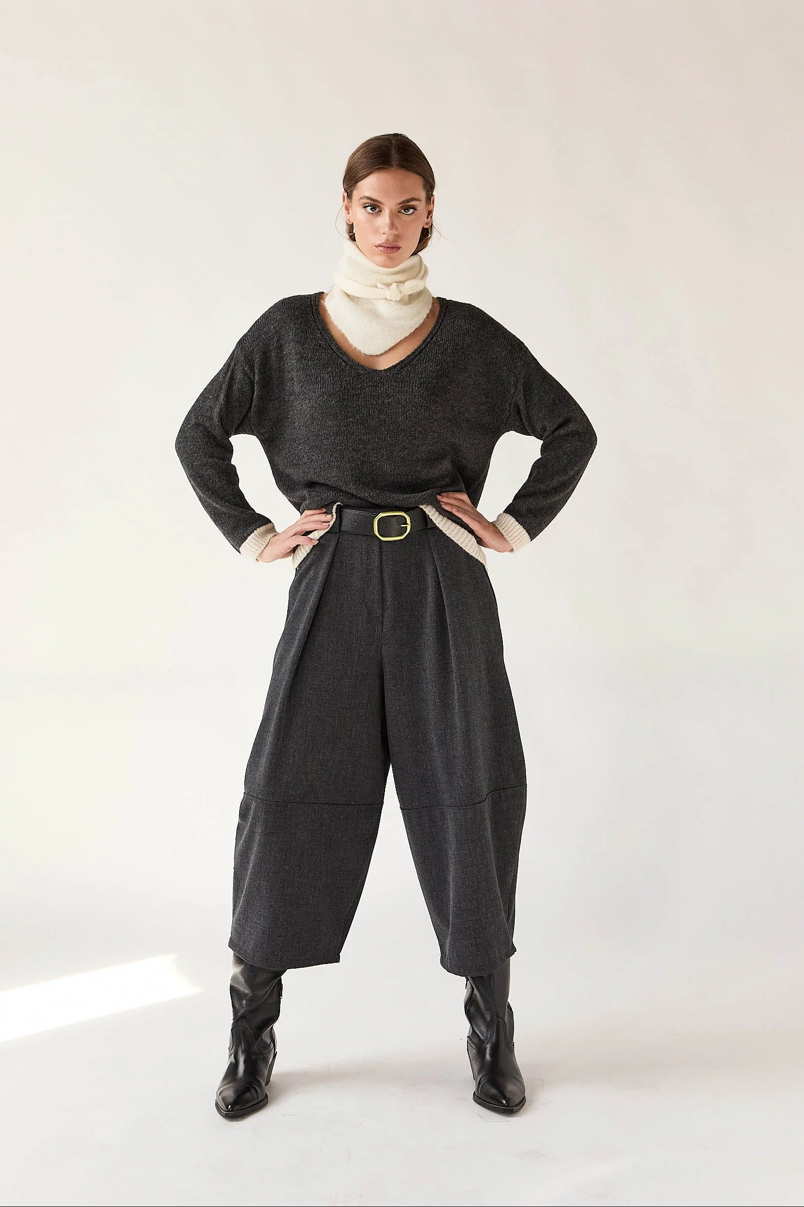 Pantalón ancho cropped gris