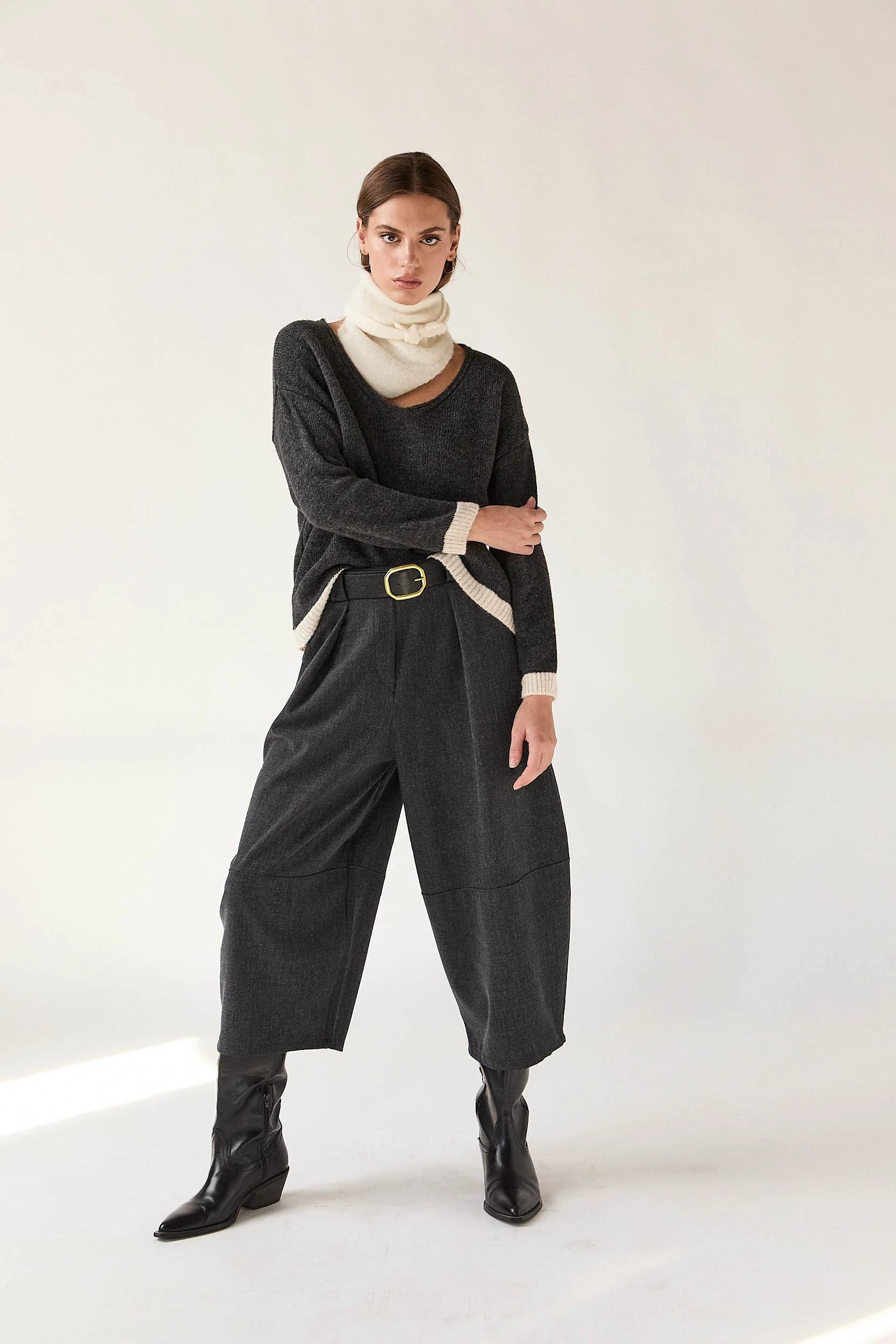Pantalón ancho cropped gris - Imagen 4
