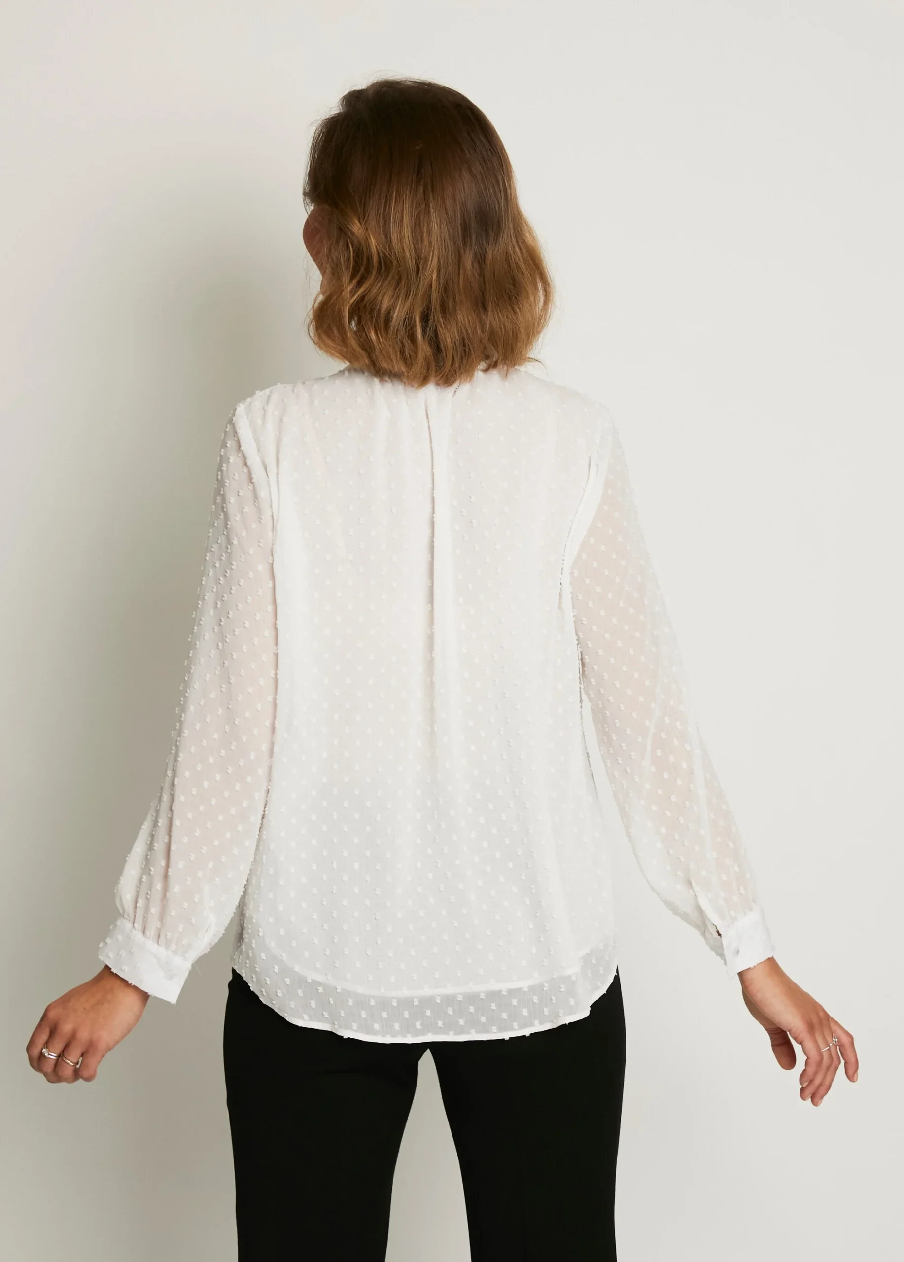 Blusa lisa de voile plumetis abotonada - Imagen 2
